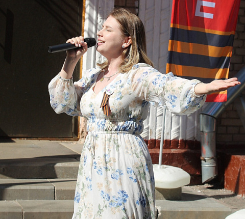 Ординаторы и аспиранты МБУ ИНО ФМБЦ им.А.И. Бурназяна приняли участие в патриотической акции «Сирень Победы»