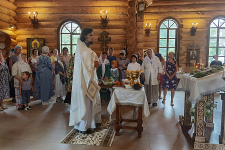 Праздничная литургия в храмовом корпусе
