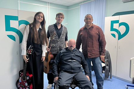 Артисты театра Et cetera с праздничной программой ко Дню Победы выступили для военнослужащих, которые находятся на лечении и реабилитации в ФМБЦ им.А.И. Бурназяна ФМБА России