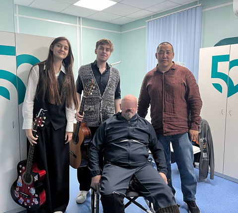 Артисты театра Et cetera с праздничной программой ко Дню Победы выступили для военнослужащих, которые находятся на лечении и реабилитации в ФМБЦ им.А.И. Бурназяна ФМБА России