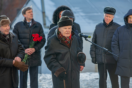 В ФМБЦ им. А.И. Бурназяна ФМБА России состоялось торжественное  открытие памятника «Первопроходцам в радиационной медицине от благодарных потомков»