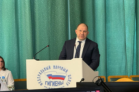 Директор ФМБЦ им.А.И.Бурназяна ФМБА России А.С. Самойлов поздравил журнал «Гигиена и санитария» со 115-летием