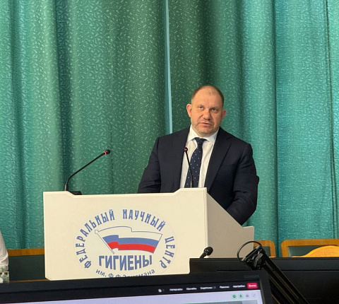 Директор ФМБЦ им.А.И.Бурназяна ФМБА России А.С. Самойлов поздравил журнал «Гигиена и санитария» со 115-летием