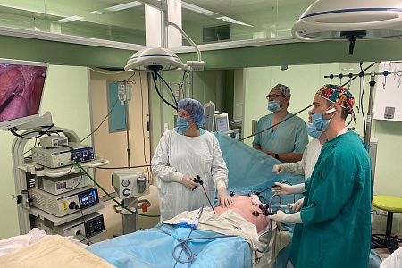 Хирурги ФМБЦ им.А.И. Бурназяна удалили 20-ти сантиметровую опухоль забрюшинной полости, проросшую в ногу