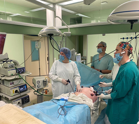 Хирурги ФМБЦ им.А.И. Бурназяна удалили 20-ти сантиметровую опухоль забрюшинной полости, проросшую в ногу