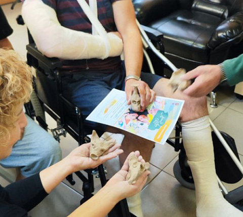 В ФМБЦ им.А.И. Бурназяна ФМБА России для военнослужащих прошел мастер-класс по лепке из глины