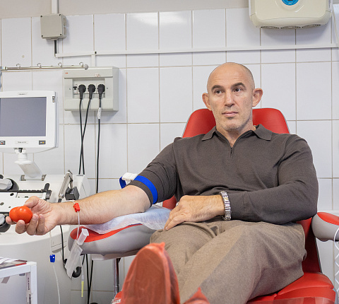 Звёзды спорта — в донорском строю