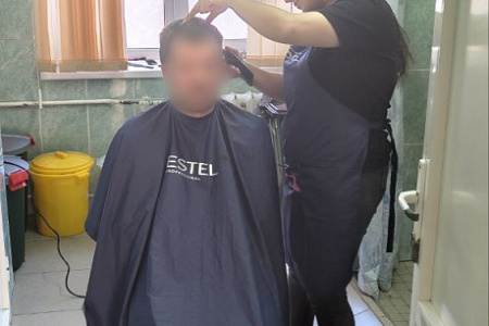 Парикмахеры – волонтеры оказывают поддержку военнослужащим, которые находятся на лечении и реабилитации в ФМБЦ им. А.И. Бурназяна