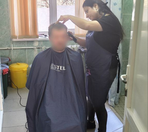 Парикмахеры – волонтеры оказывают поддержку военнослужащим, которые находятся на лечении и реабилитации в ФМБЦ им. А.И. Бурназяна