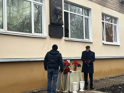 Генеральный директор ГНЦ ФМБЦ им.А.И. Бурназяна ФМБА России Александр Самойлов принял участие в открытии мемориальной доски выдающемуся ученому-медику Александру Фриденштейну