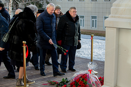 В ФМБЦ им. А.И. Бурназяна ФМБА России состоялось торжественное  открытие памятника «Первопроходцам в радиационной медицине от благодарных потомков»