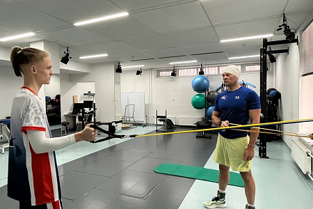 Генеральный директор ФМБЦ им.А.И. Бурназяна Александр Самойлов помог исполнить мечту 13-летнего школьника из Москвы