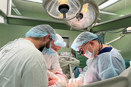 Хирурги ФМБЦ им.А.И. Бурназяна спасли жизнь военному летчику, проведя ему уникальную операцию по удалению паразитарного рака