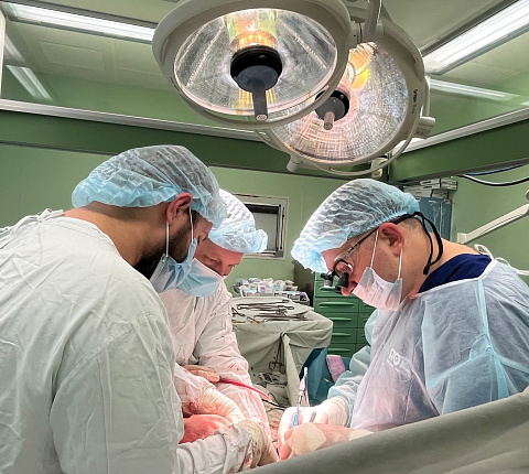 Хирурги ФМБЦ им.А.И. Бурназяна спасли жизнь военному летчику, проведя ему уникальную операцию по удалению паразитарного рака