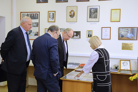 В ФМБЦ им. А.И. Бурназяна ФМБА России состоялось торжественное  открытие памятника «Первопроходцам в радиационной медицине от благодарных потомков»