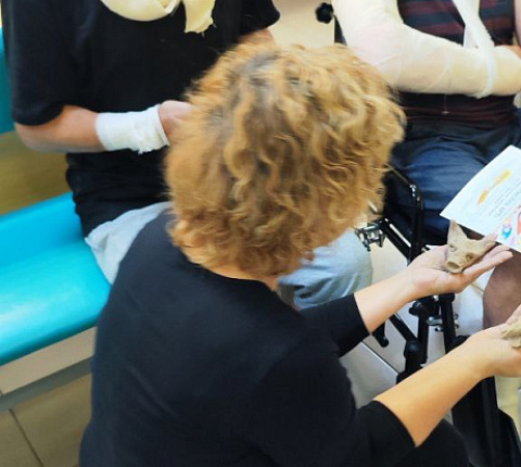 В ФМБЦ им.А.И. Бурназяна ФМБА России для военнослужащих прошел мастер-класс по лепке из глины