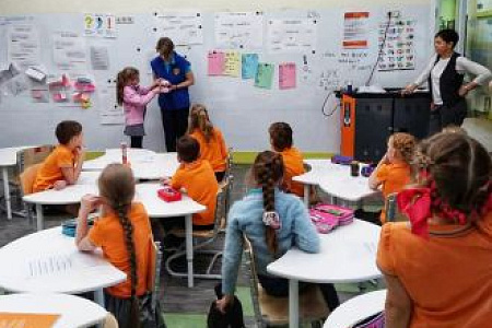 Стоматолог КДЦ педиатрии Янина Назарова провела мастер-класс для учеников школы «Хорошкола» по правилам гигиены полости рта