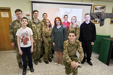 Врач-гематолог ФМБЦ им.А.И. Бурназяна Ангелина Бахтина на встрече с кадетами рассказала о развитии и важности донорского движения в стране