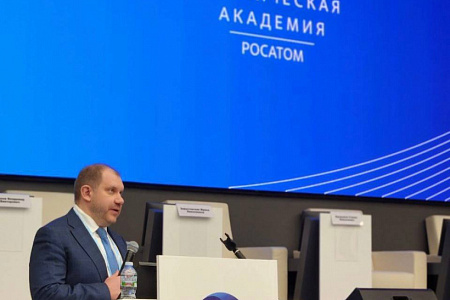 Генеральный директор ФМБЦ им. А.И. Бурназяна ФМБА России Александр Самойлов обратился с приветствием к участникам Всероссийского форума «РАДИОФАРМАЦЕВТИКА – РАДИОФАРМИНДУСТРИЯ – ЯДЕРНАЯ МЕДИЦИНА – 2025»