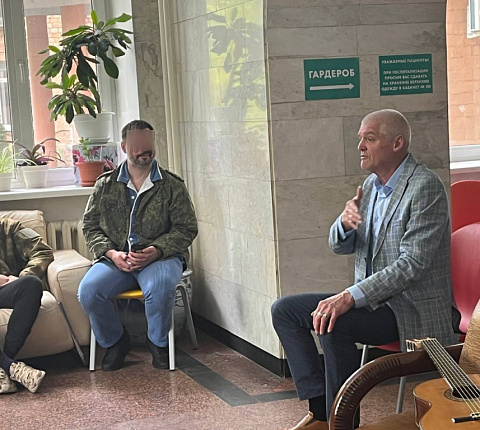 Артисты театра Et cetera с праздничной программой ко Дню Победы выступили для военнослужащих, которые находятся на лечении и реабилитации в ФМБЦ им.А.И. Бурназяна ФМБА России