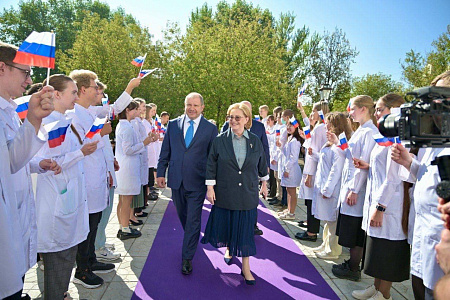 Руководитель ФМБА России Вероника Скворцова поздравила с Днем знаний ординаторов и аспирантов ФМБЦ им. А.И. Бурназяна