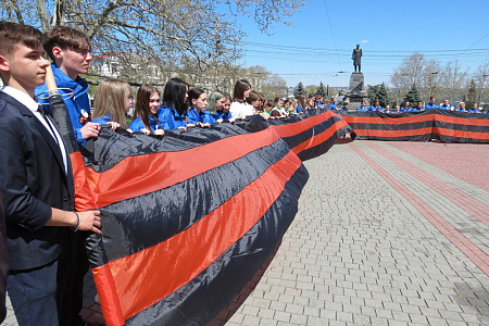 В Севастополе развернули 80-метровую Георгиевскую ленту