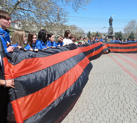 В Севастополе развернули 80-метровую Георгиевскую ленту