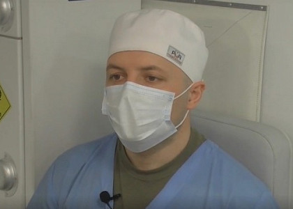 Военные медики спасли жизнь жителю Изюма, закрывшему собой детей при обстреле