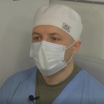 Военные медики спасли жизнь жителю Изюма, закрывшему собой детей при обстреле