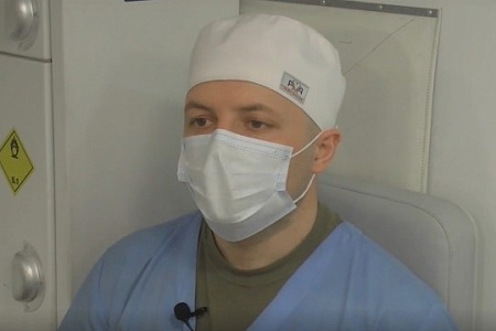 Военные медики спасли жизнь жителю Изюма, закрывшему собой детей при обстреле