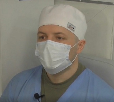 Военные медики спасли жизнь жителю Изюма, закрывшему собой детей при обстреле