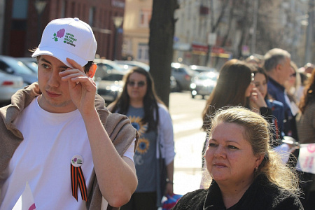 Ординаторы и аспиранты МБУ ИНО ФМБЦ им.А.И. Бурназяна приняли участие в патриотической акции «Сирень Победы»