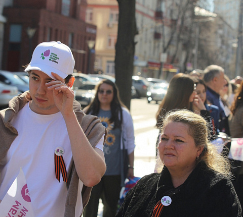 Ординаторы и аспиранты МБУ ИНО ФМБЦ им.А.И. Бурназяна приняли участие в патриотической акции «Сирень Победы»