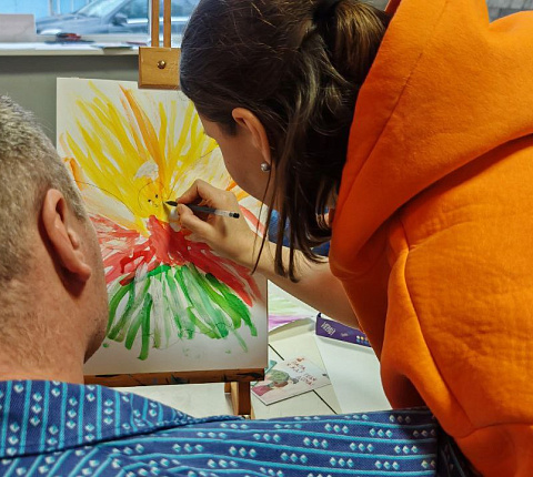 Для военнослужащих, находящих на лечении и реабилитации в ГНЦ ФМБЦ им.А.И.Бурназяна ФМБА России, прошел сеанс арт-терапии 