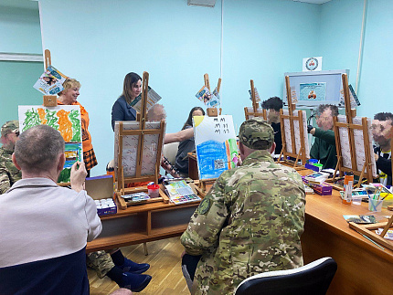 Для военнослужащих, находящихся на лечении и реабилитации в Центре, провели арт-терапию