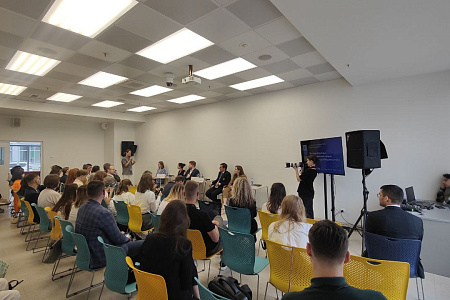 Представители молодежного совета ФМБА России приняли участие в панельной дискуссии "Молодые ученые в медицинской науке: от Москвы до Владивостока" в рамках XII Всероссийского съезда советов молодых ученых и студенческих научных обществ.