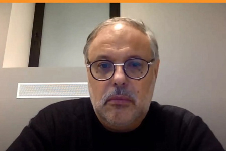 Импорт в Россию в настоящее время сокращается, но это временное явление, уверенность в этом высказал экономист Михаил Хазин