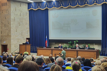 Генеральный директор ФМБЦ им. А.И. Бурназяна  Александр Самойлов поздравил коллектив Российского научного центра рентгенорадиологии с вековым юбилеем