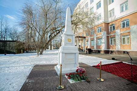 В ФМБЦ им. А.И. Бурназяна ФМБА России состоялось торжественное  открытие памятника «Первопроходцам в радиационной медицине от благодарных потомков»