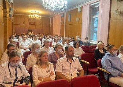 Главный инфекционист ФМБА России Владимир Никифоров провел лекцию по профилактике менингококковой инфекции