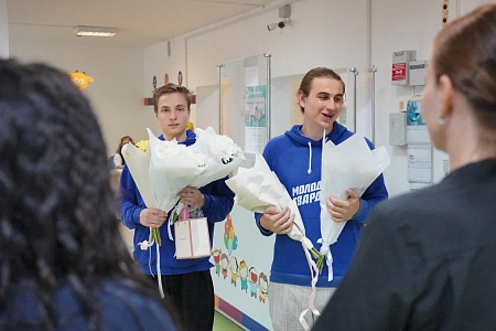 Активисты "Молодой Гвардии" поздравили сотрудников Центра с Днем медицинского работника