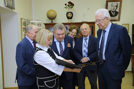 В ФМБЦ им. А.И. Бурназяна ФМБА России состоялось торжественное  открытие памятника «Первопроходцам в радиационной медицине от благодарных потомков»