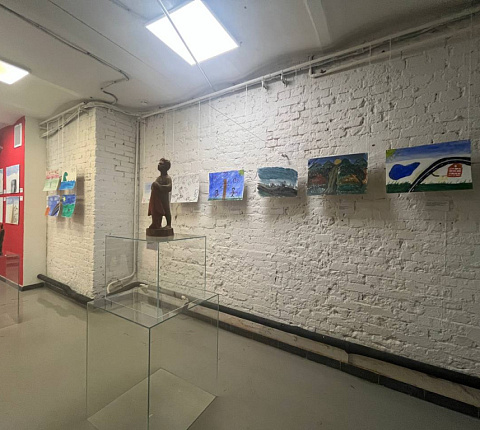 Творческие работы военнослужащих, которые находятся на лечении и реабилитации в ФМБЦ им.А.И. Бурназяна, представлены на выставке «Мы вместе! Своя сила в искусстве»