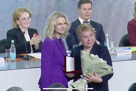 Первый проректор МБУ ИНО ФМБЦ им.А.И. Бурназяна ФМБА России Валентина Олесова удостоена знаком отличия ФМБА России «За наставничество»