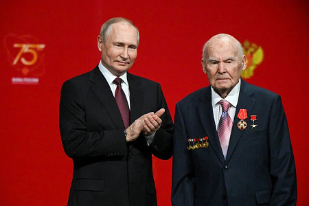 Владимир Путин вручил государственные награды сотрудникам ФГБУ ГНЦ ФМБЦ им.А.И.Бурназяна ФМБА России