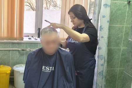 Парикмахеры – волонтеры оказывают поддержку военнослужащим, которые находятся на лечении и реабилитации в ФМБЦ им. А.И. Бурназяна