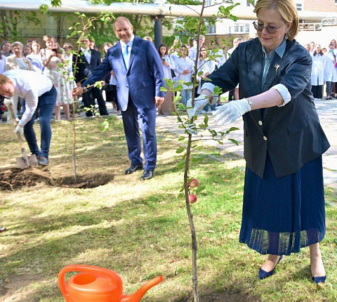 Руководитель ФМБА России Вероника Скворцова поздравила с Днем знаний ординаторов и аспирантов ФМБЦ им. А.И. Бурназяна