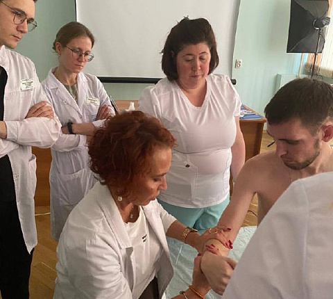 В ФМБЦ им. А.И. Бурназяна прошел мастер-класс по ботулинотерапии