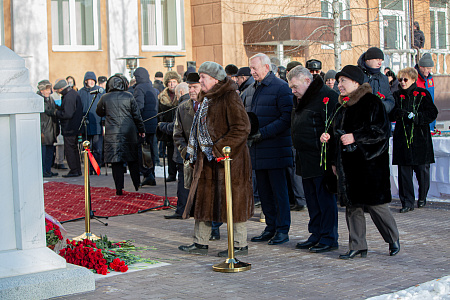 В ФМБЦ им. А.И. Бурназяна ФМБА России состоялось торжественное  открытие памятника «Первопроходцам в радиационной медицине от благодарных потомков»