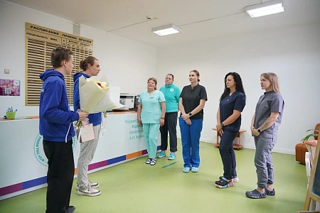 Активисты "Молодой Гвардии" поздравили сотрудников Центра с Днем медицинского работника